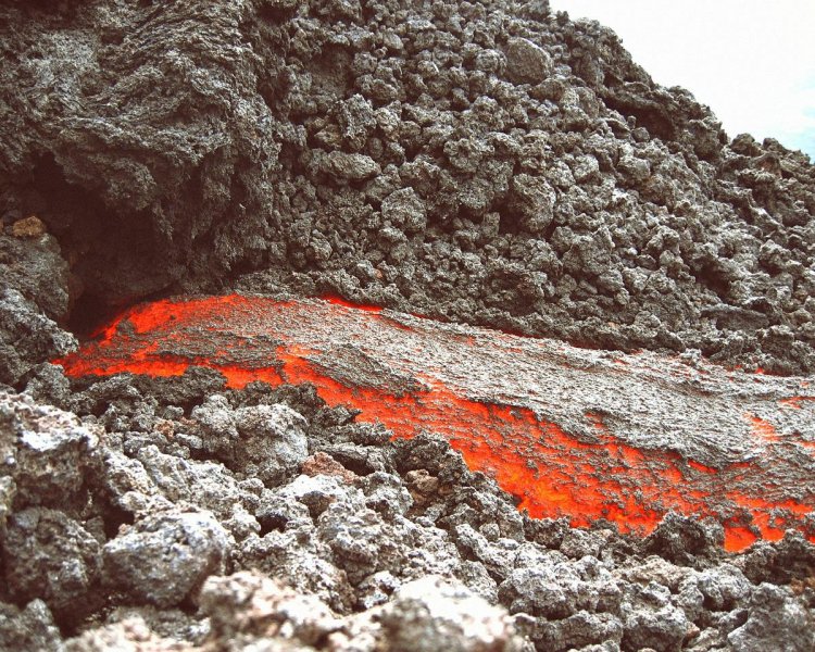 Hvad bliver tyndtflydende lava til, når det størkner?