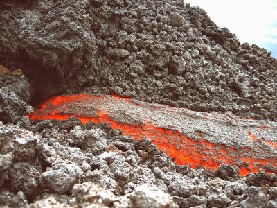Hvad bliver tyndtflydende lava til, når det størkner?